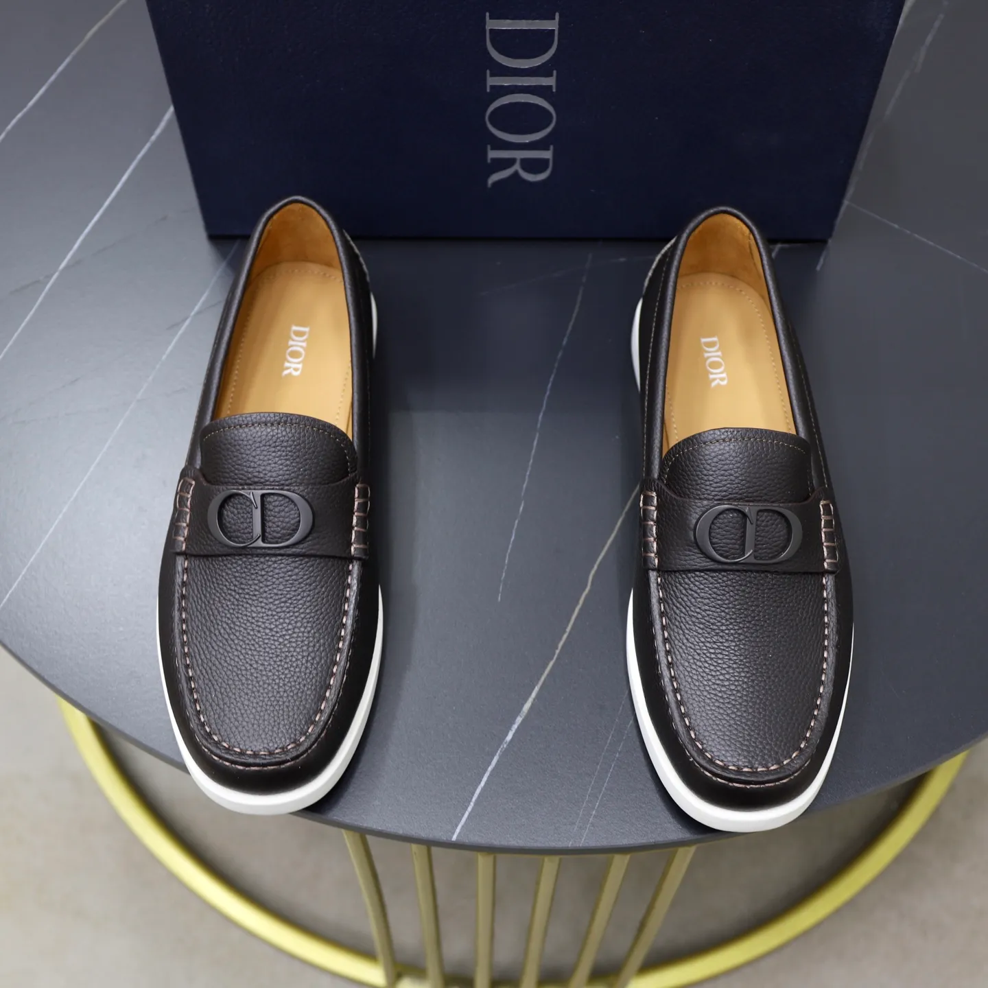 Ex-factory price: 560🙅‍♂️🙅‍♂️🙅‍♂️ Brand: Dior DIOR Standard code: Men's code 38/44 (45 can be customized) Grade: Same as the official website Material: Original cowhide stitching, cowhide lining, original TPU wear-resistant soft outsole Style categories: Leisure and sports version, footwear for driving, young fashion, European and American trends, British style Color: actual picture color